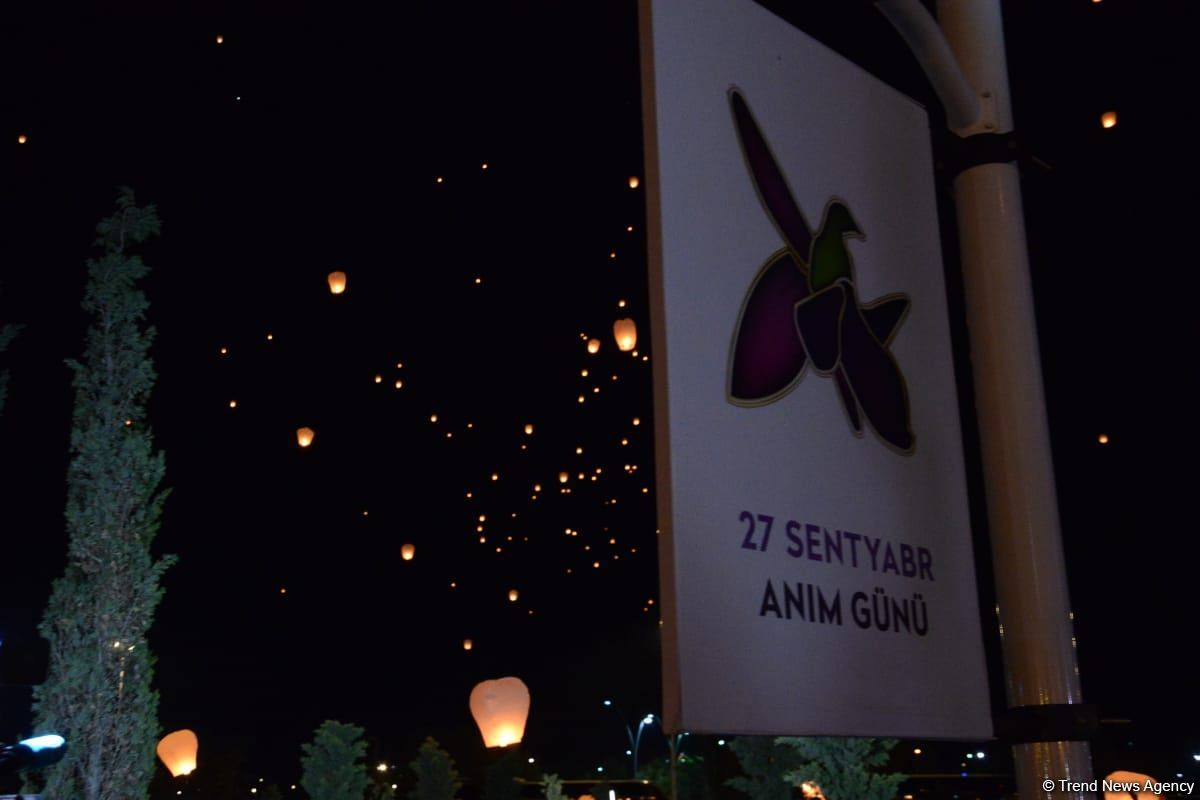 Vətən Müharibəsi Memorial Kompleksi ərazisində səmaya işıq fənərləri buraxılıb, Zəfər tağı simvolizə edilib (FOTO)