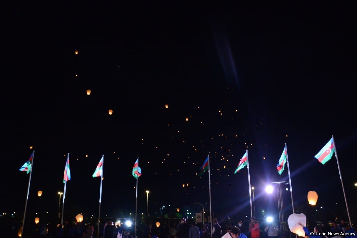 Vətən Müharibəsi Memorial Kompleksi ərazisində səmaya işıq fənərləri buraxılıb, Zəfər tağı simvolizə edilib (FOTO)