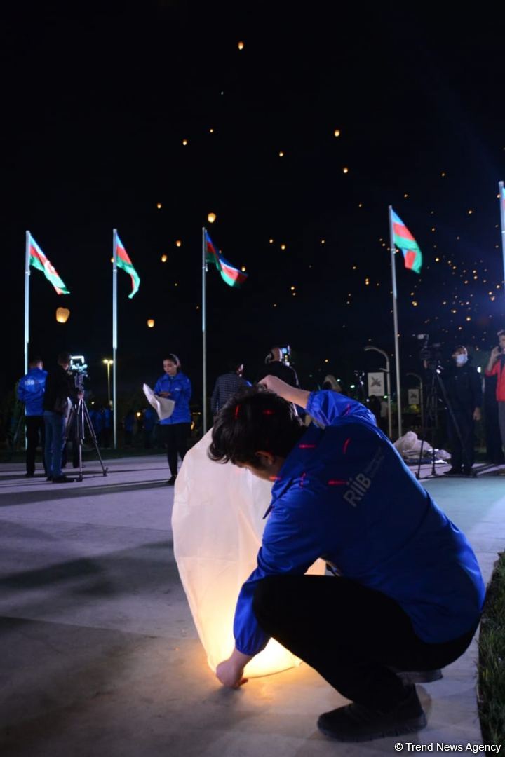 Vətən Müharibəsi Memorial Kompleksi ərazisində səmaya işıq fənərləri buraxılıb, Zəfər tağı simvolizə edilib (FOTO)