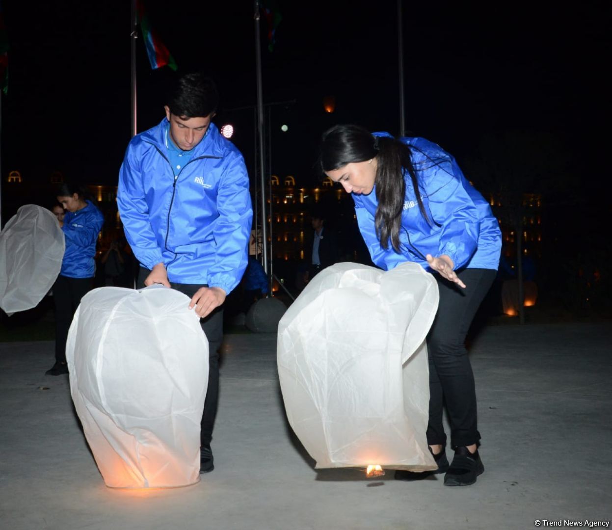 Vətən Müharibəsi Memorial Kompleksi ərazisində səmaya işıq fənərləri buraxılıb, Zəfər tağı simvolizə edilib (FOTO)