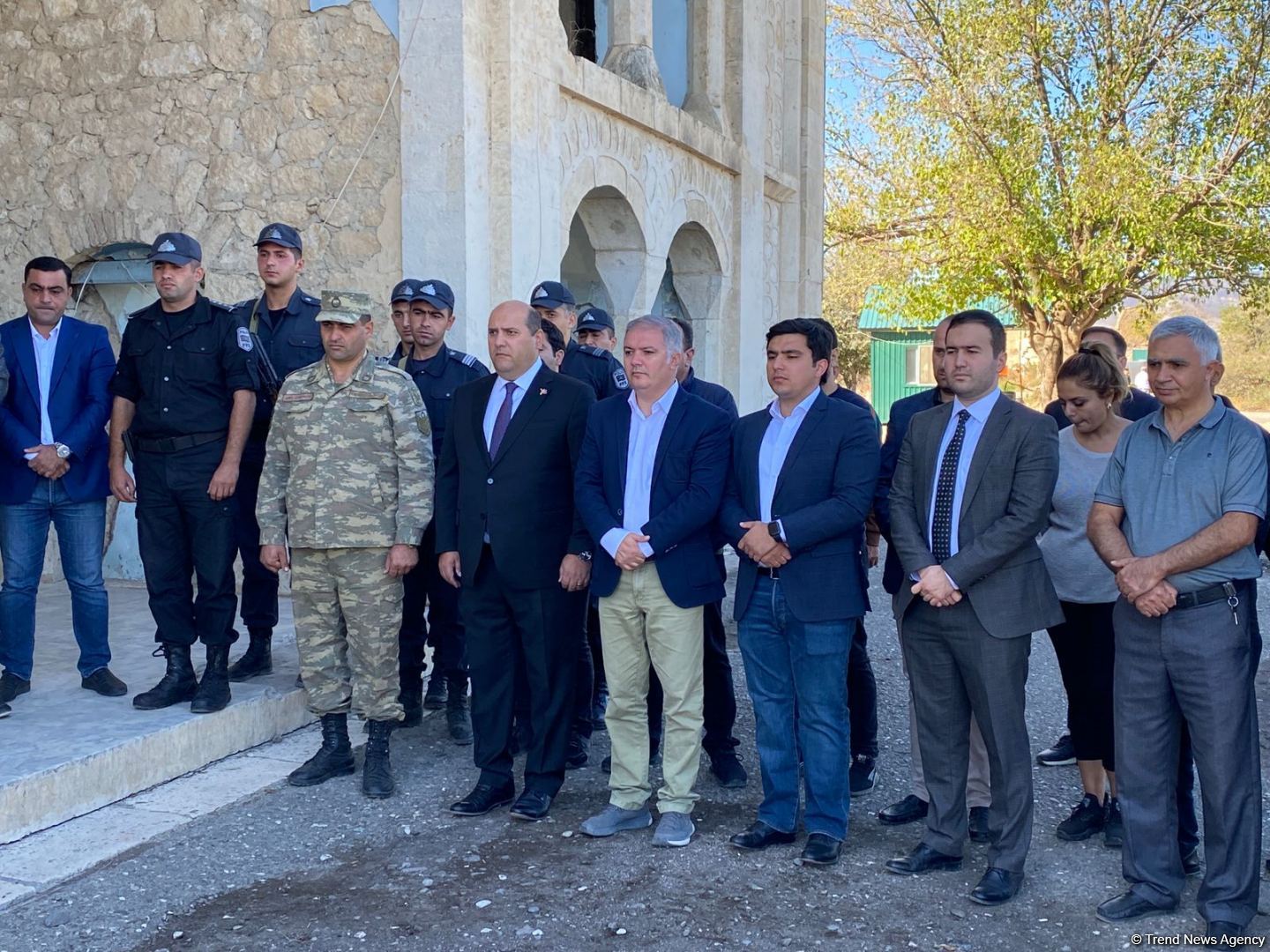 Prezident İlham Əliyevin xalqa müraciəti Ağdam Cümə məscidinin qarşısında dinlənilib (FOTO)