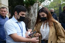 BDU-nun qarşısındakı izdihamın səbəbi açıqlanıb (FOTO)