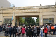 BDU-nun qarşısındakı izdihamın səbəbi açıqlanıb (FOTO)