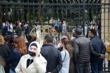 BDU-nun qarşısındakı izdihamın səbəbi açıqlanıb (FOTO)