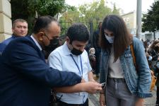 BDU-nun qarşısındakı izdihamın səbəbi açıqlanıb (FOTO)