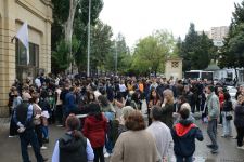 BDU-nun qarşısındakı izdihamın səbəbi açıqlanıb (FOTO)