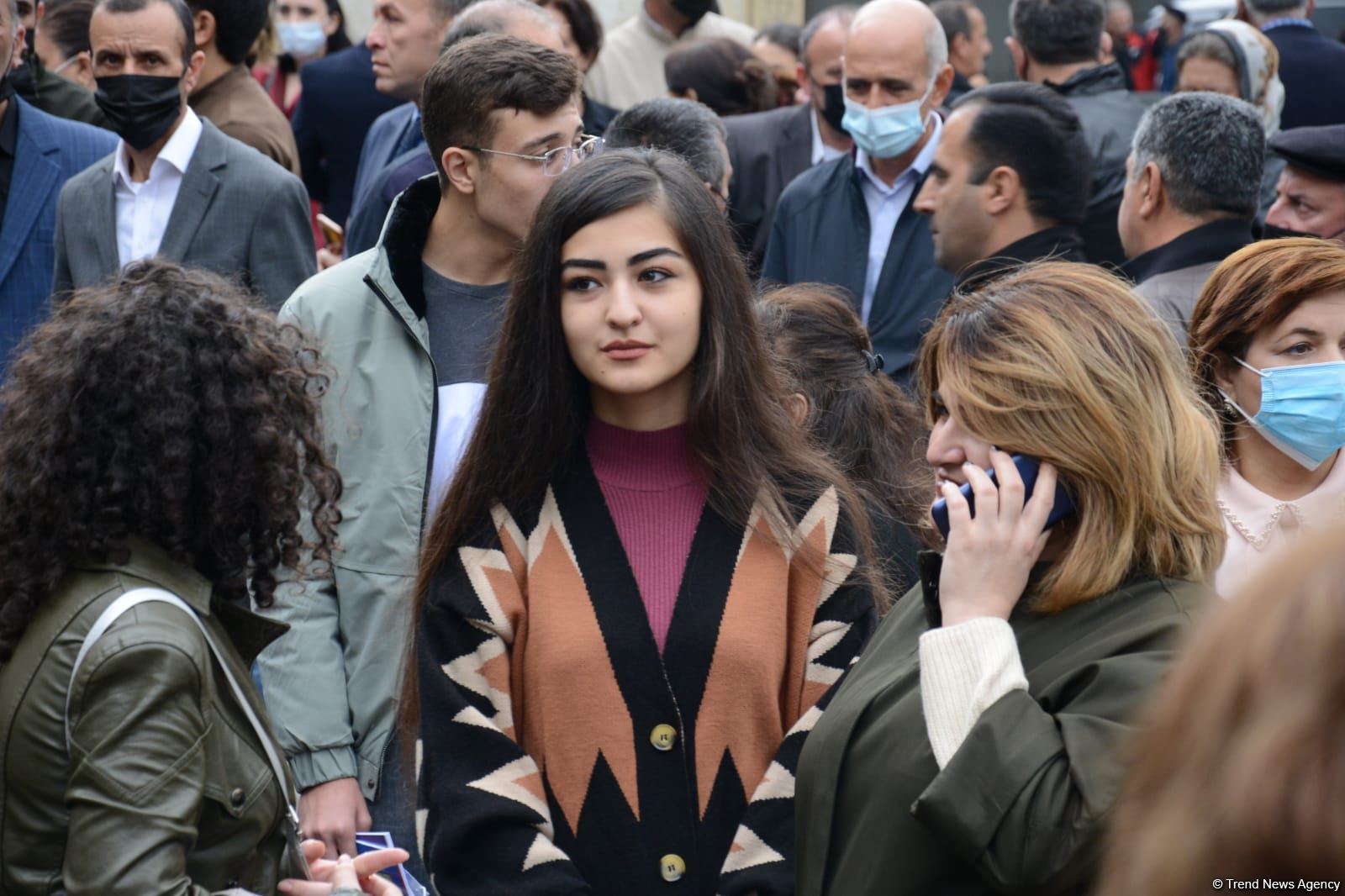 BDU-nun qarşısındakı izdihamın səbəbi açıqlanıb (FOTO)