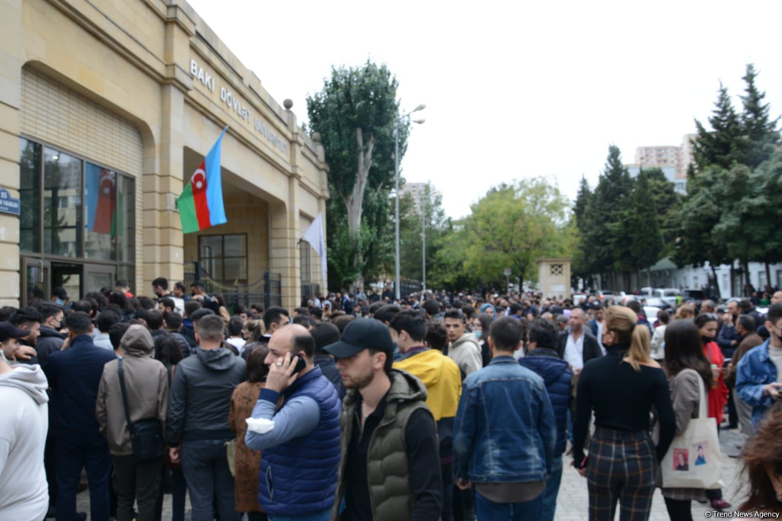 BDU-nun qarşısındakı izdihamın səbəbi açıqlanıb (FOTO)