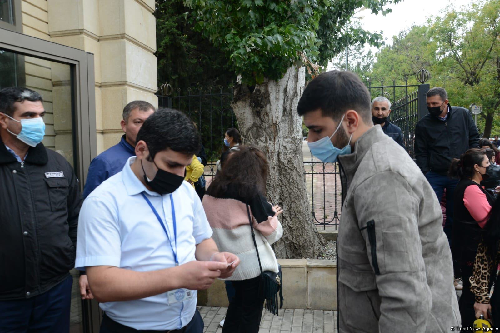 BDU-nun qarşısındakı izdihamın səbəbi açıqlanıb (FOTO)