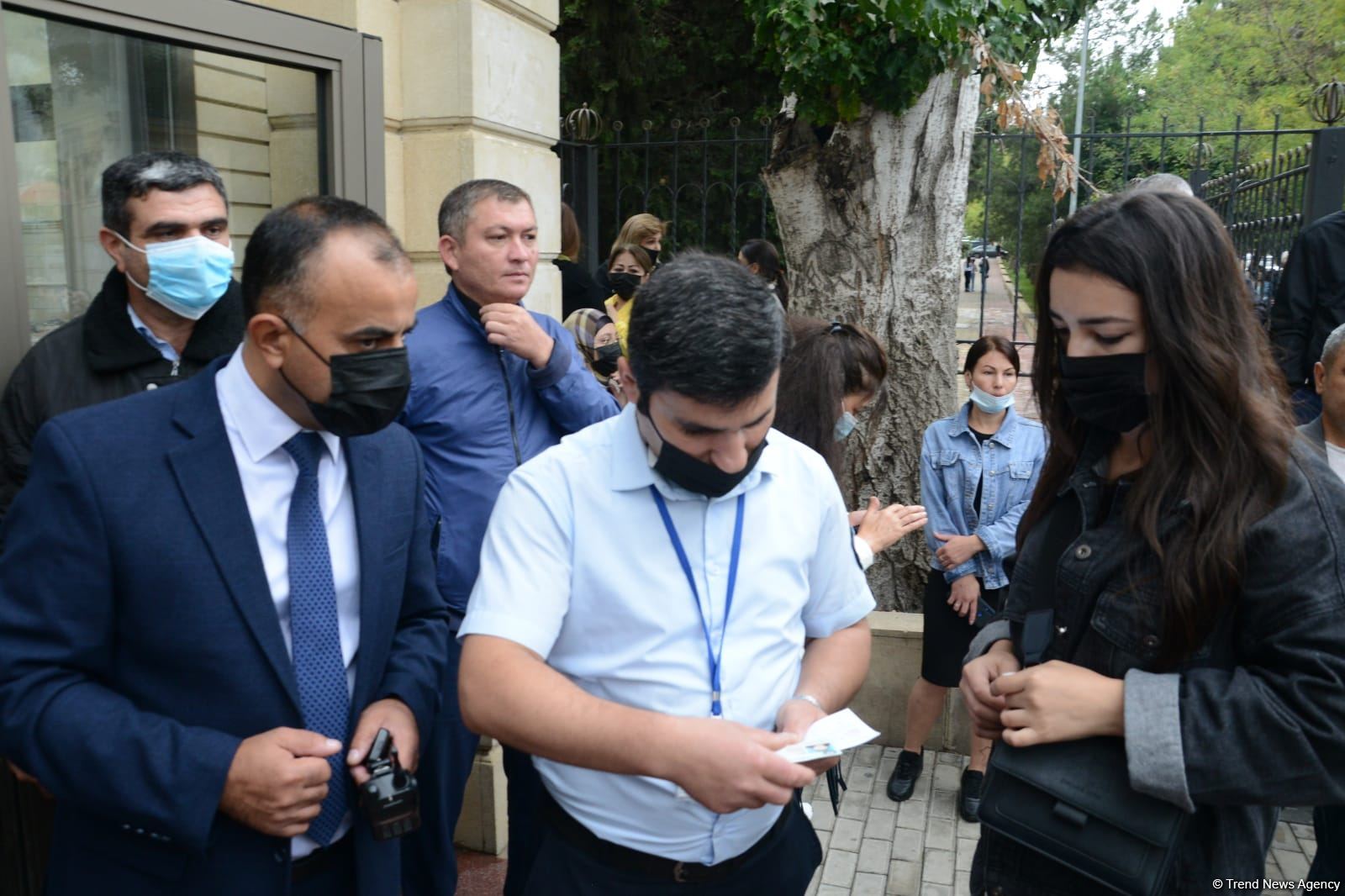 BDU-nun qarşısındakı izdihamın səbəbi açıqlanıb (FOTO)