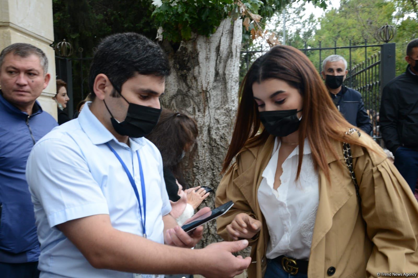 BDU-nun qarşısındakı izdihamın səbəbi açıqlanıb (FOTO)