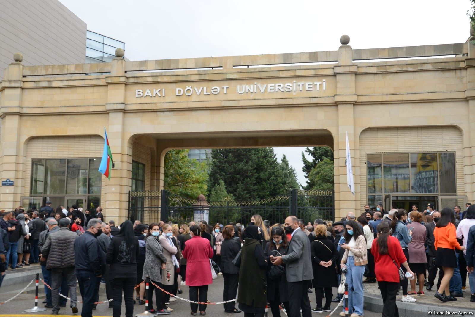 BDU-nun qarşısındakı izdihamın səbəbi açıqlanıb (FOTO)