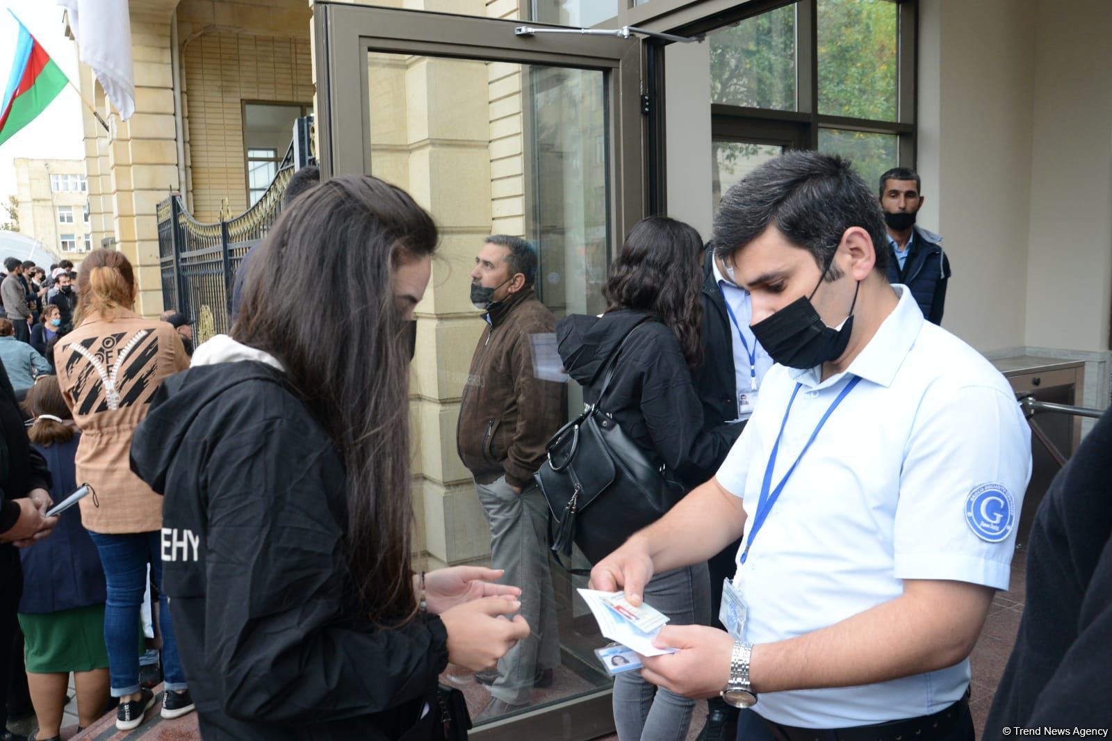 BDU-nun qarşısındakı izdihamın səbəbi açıqlanıb (FOTO)