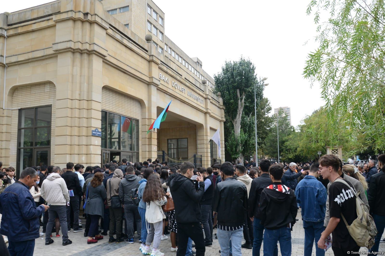BDU-nun qarşısındakı izdihamın səbəbi açıqlanıb (FOTO)
