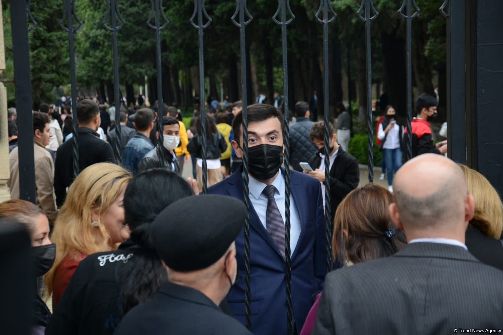 BDU-nun qarşısındakı izdihamın səbəbi açıqlanıb (FOTO)