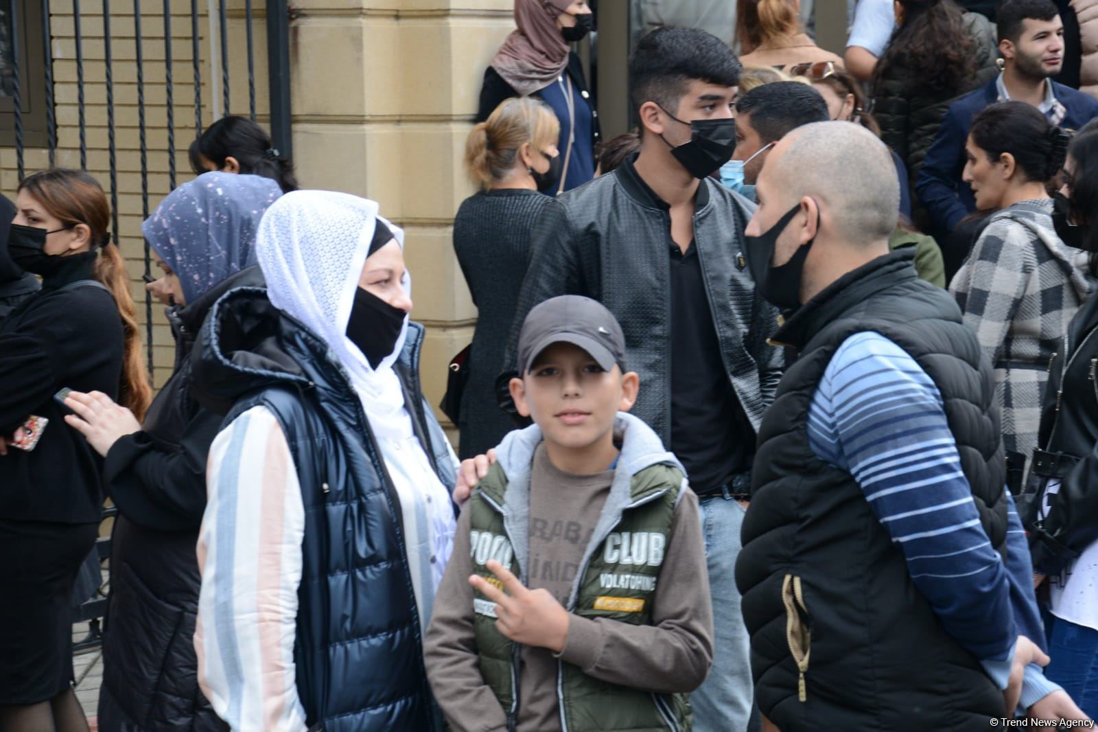 BDU-nun qarşısındakı izdihamın səbəbi açıqlanıb (FOTO)