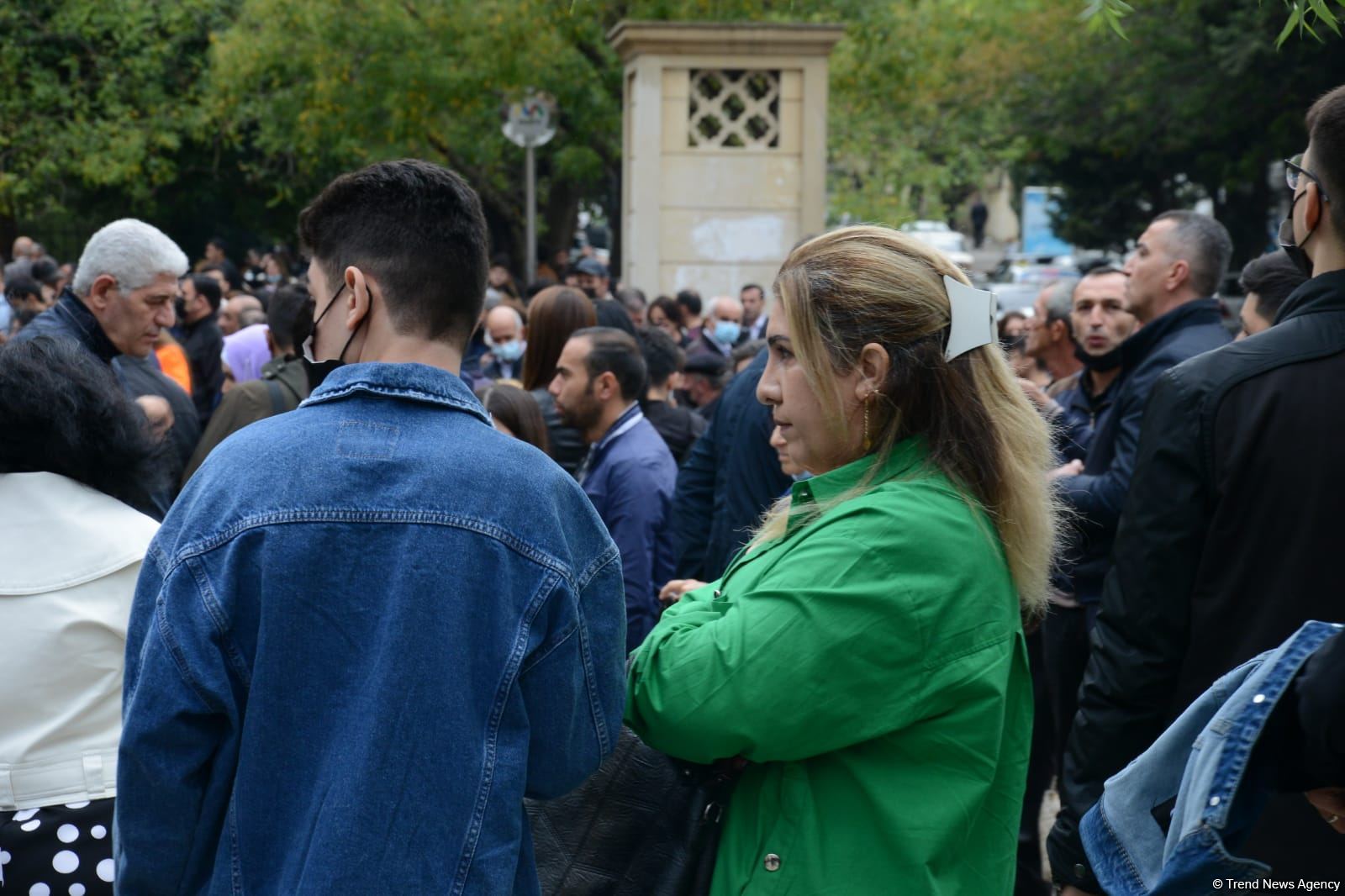 BDU-nun qarşısındakı izdihamın səbəbi açıqlanıb (FOTO)