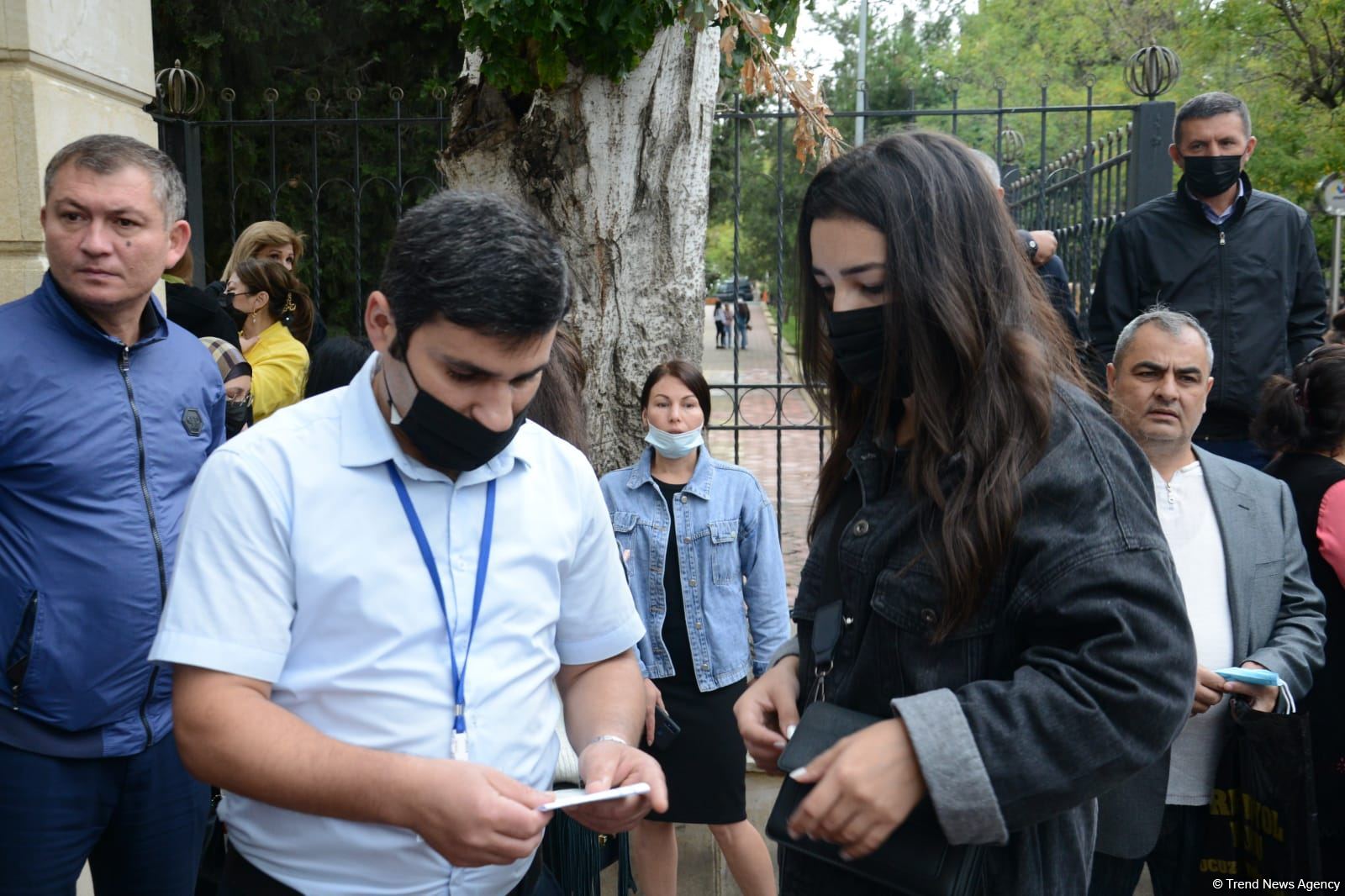 BDU-nun qarşısındakı izdihamın səbəbi açıqlanıb (FOTO)