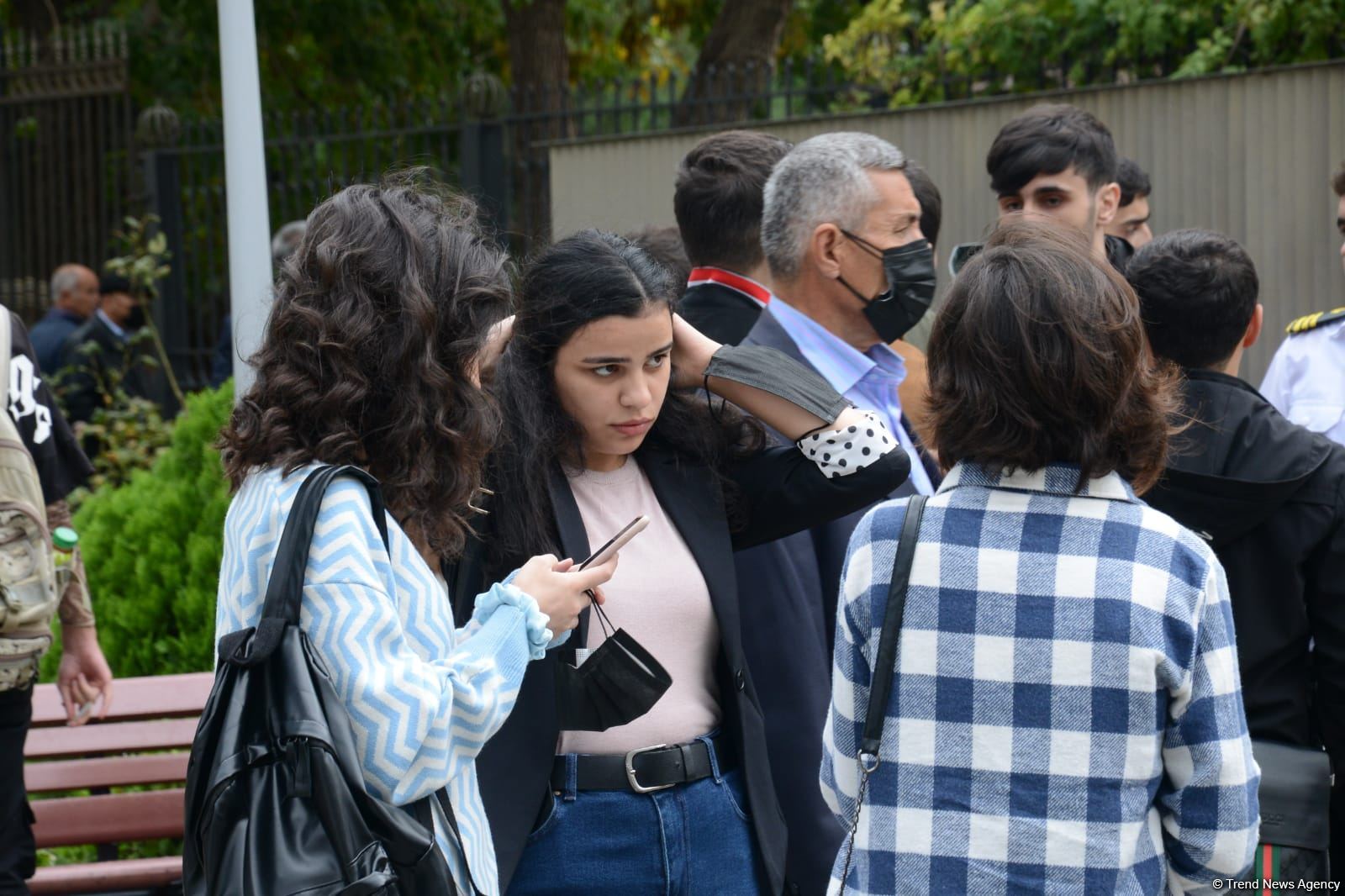 BDU-nun qarşısındakı izdihamın səbəbi açıqlanıb (FOTO)