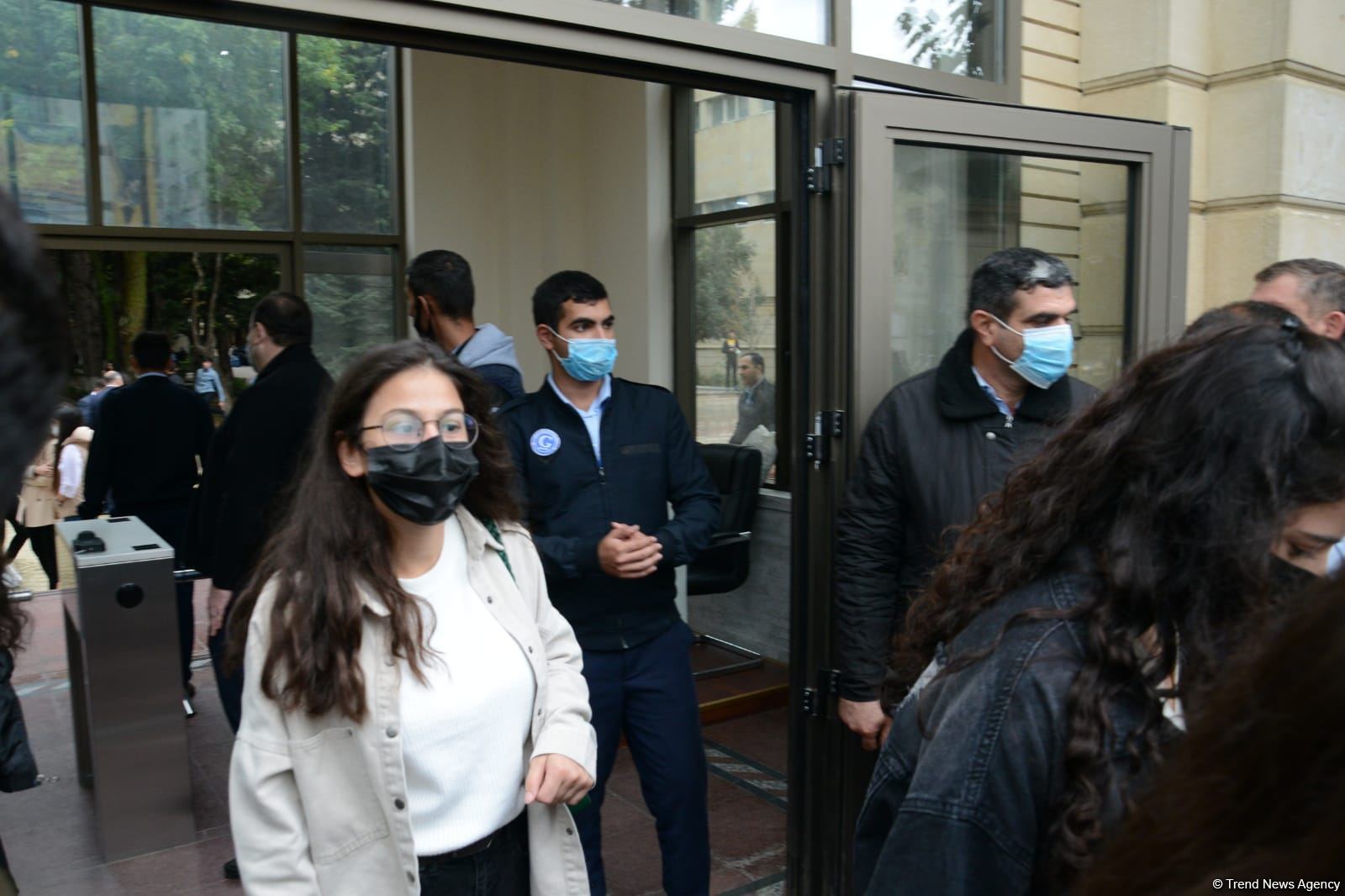 BDU-nun qarşısındakı izdihamın səbəbi açıqlanıb (FOTO)