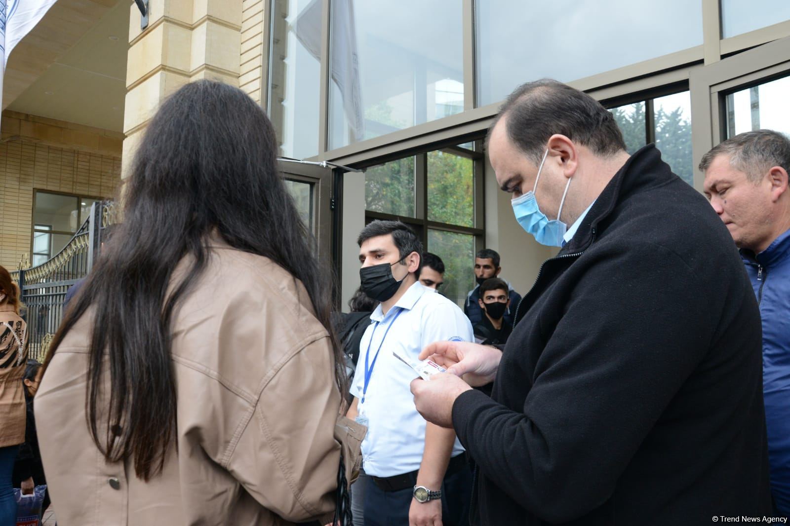 BDU-nun qarşısındakı izdihamın səbəbi açıqlanıb (FOTO)