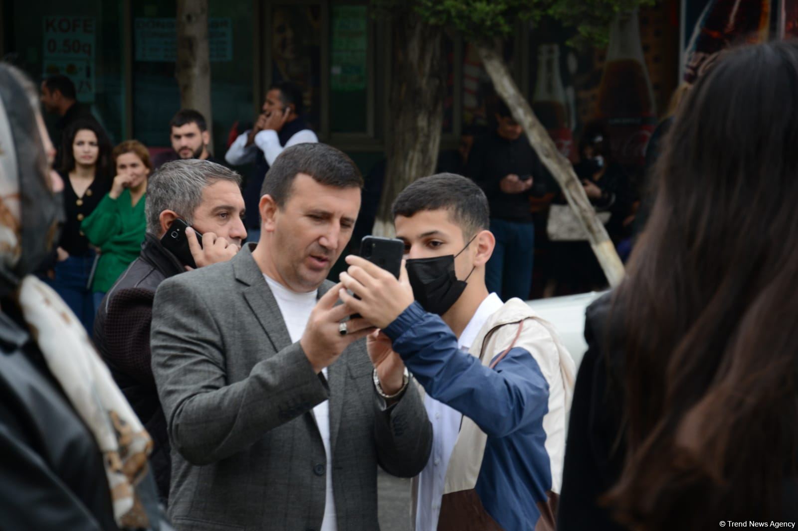 BDU-nun qarşısındakı izdihamın səbəbi açıqlanıb (FOTO)