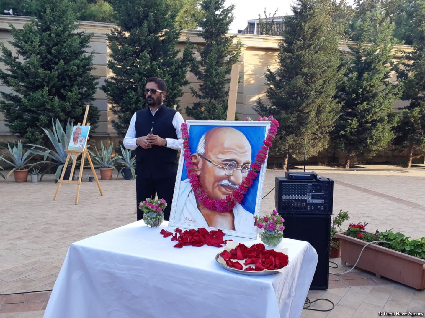 Hindistanın Bakıdakı səfirliyi Mahatma Qandinin doğum gününün 152-ci ildönümünü qeyd edib (FOTO)