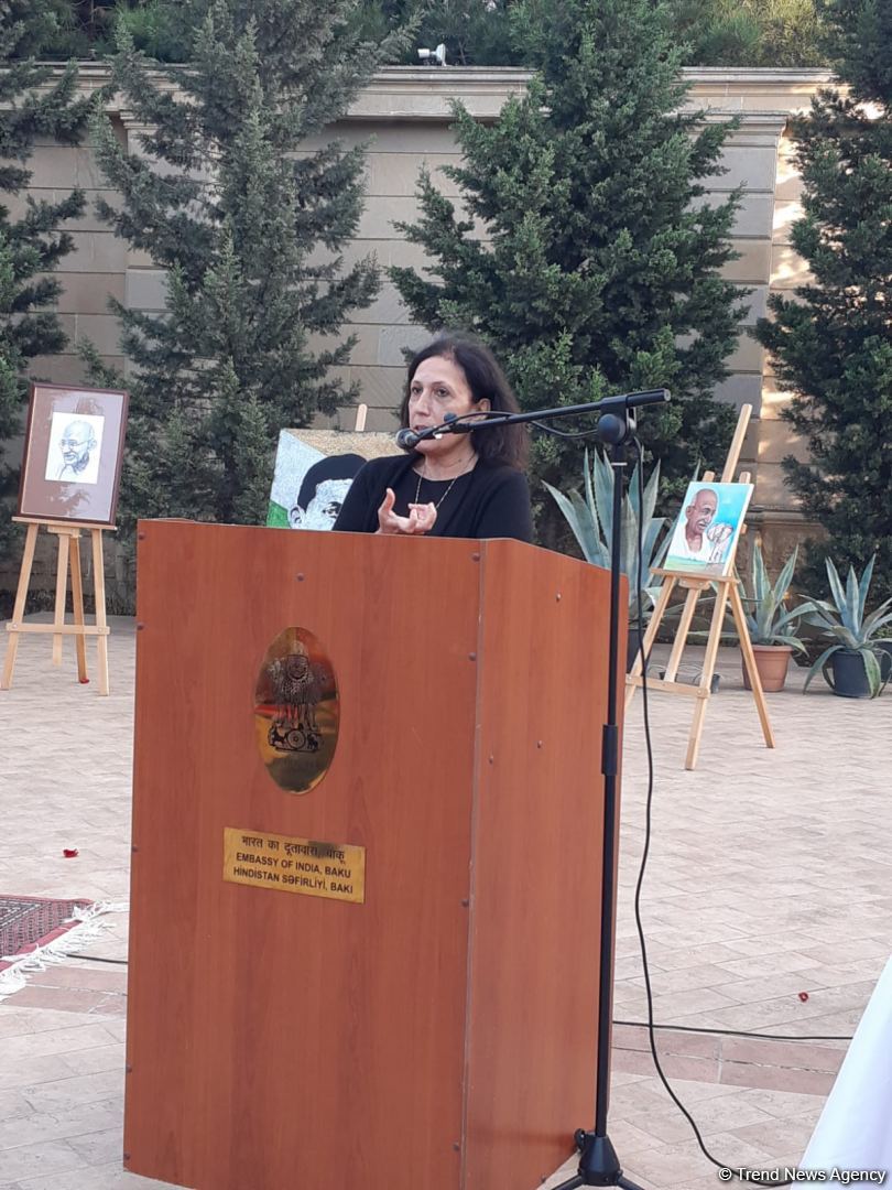 Hindistanın Bakıdakı səfirliyi Mahatma Qandinin doğum gününün 152-ci ildönümünü qeyd edib (FOTO)