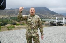 Prezident İlham Əliyev Suqovuşan qəsəbəsində Azərbaycan bayrağını ucaldıb (FOTO/VİDEO) (YENİLƏNİB)