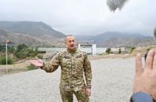 Prezident İlham Əliyev Suqovuşan qəsəbəsində Azərbaycan bayrağını ucaldıb (FOTO/VİDEO) (YENİLƏNİB)