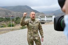 Prezident İlham Əliyev Suqovuşan qəsəbəsində Azərbaycan bayrağını ucaldıb (FOTO/VİDEO) (YENİLƏNİB)