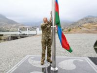 Prezident İlham Əliyev Suqovuşan qəsəbəsində Azərbaycan bayrağını ucaldıb (FOTO/VİDEO) (YENİLƏNİB)
