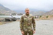 Prezident İlham Əliyev Suqovuşan qəsəbəsində Azərbaycan bayrağını ucaldıb (FOTO/VİDEO) (YENİLƏNİB)