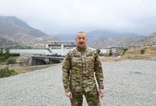 Prezident İlham Əliyev Suqovuşan qəsəbəsində Azərbaycan bayrağını ucaldıb (FOTO/VİDEO) (YENİLƏNİB)