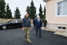 Prezident İlham Əliyev Tərtər sakininin Ermənistan hücumu nəticəsində dağılmış evinə baxıb və yeni evdə yaradılan şəraitlə tanış olub (YENİLƏNİB) (FOTO/VİDEO)