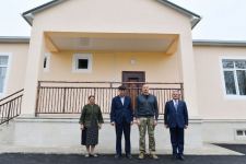 Prezident İlham Əliyev Tərtər sakininin Ermənistan hücumu nəticəsində dağılmış evinə baxıb və yeni evdə yaradılan şəraitlə tanış olub (YENİLƏNİB) (FOTO/VİDEO)