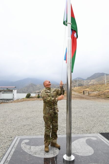 Prezident İlham Əliyev Suqovuşan qəsəbəsində Azərbaycan bayrağını ucaldıb (FOTO/VİDEO) (YENİLƏNİB)