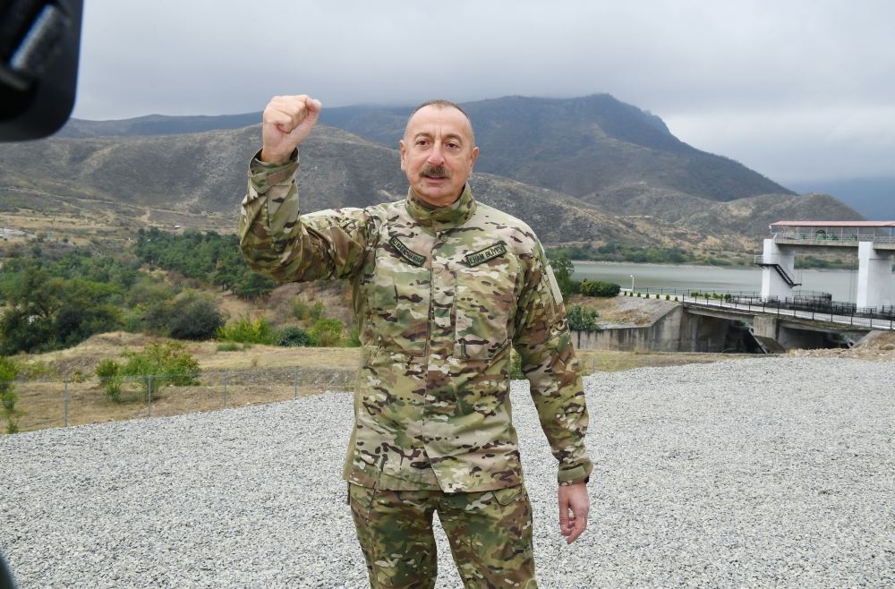 Prezident İlham Əliyev Suqovuşan qəsəbəsində Azərbaycan bayrağını ucaldıb (FOTO/VİDEO) (YENİLƏNİB)
