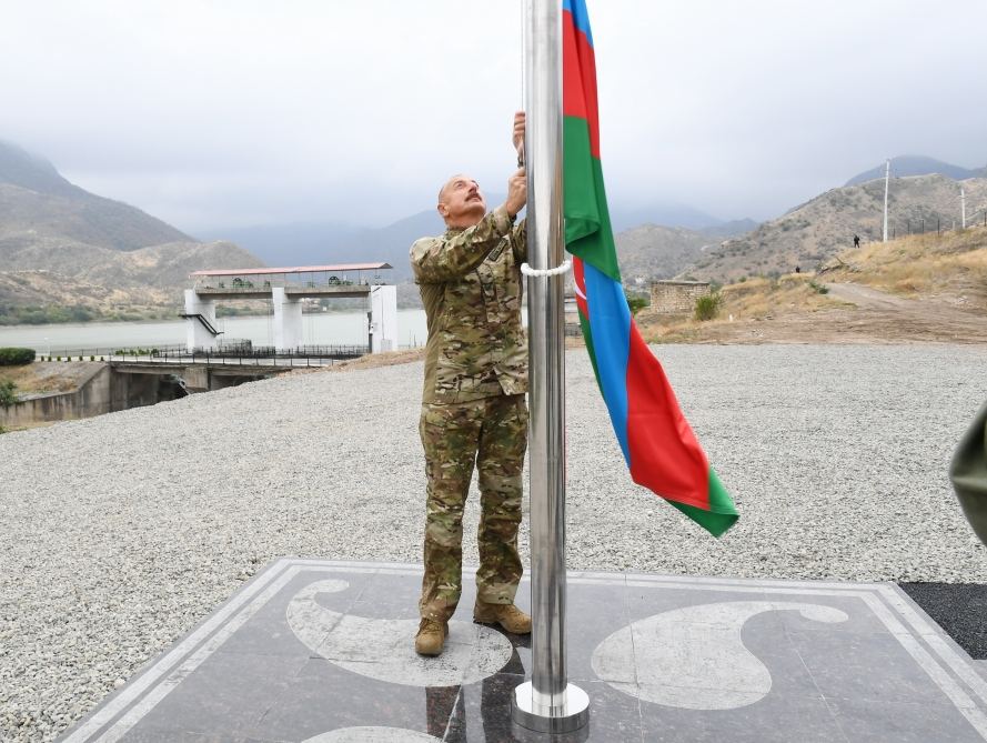 Prezident İlham Əliyev Suqovuşan qəsəbəsində Azərbaycan bayrağını ucaldıb (FOTO/VİDEO) (YENİLƏNİB)
