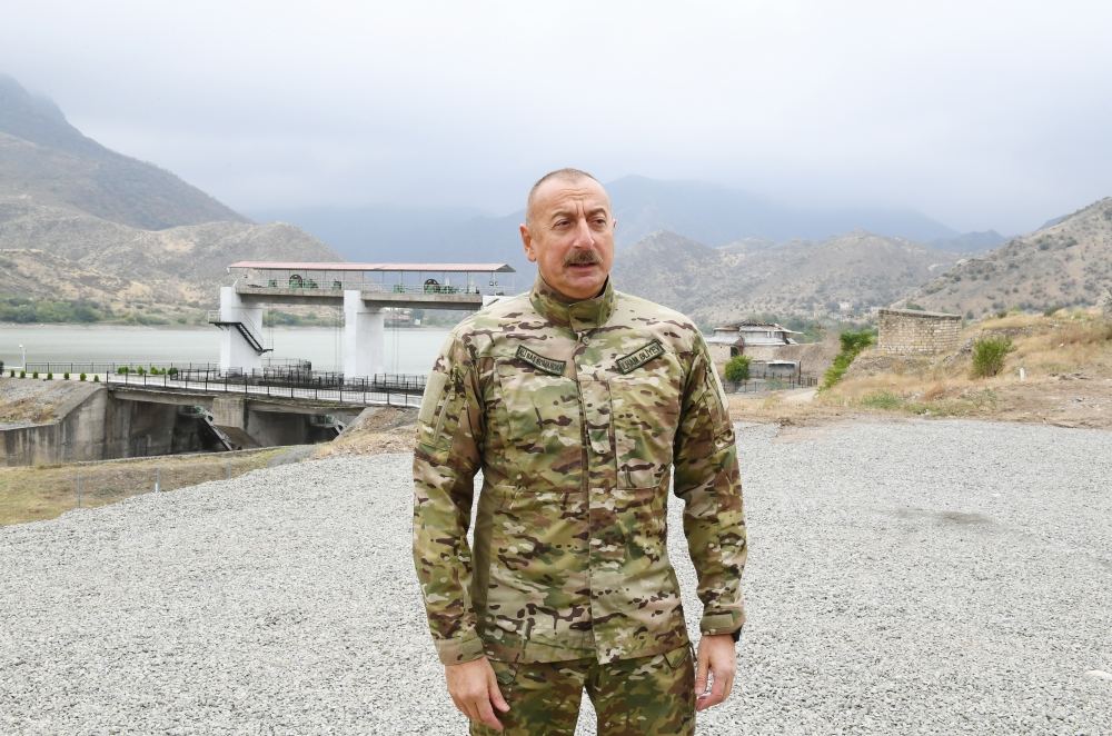 Prezident İlham Əliyev Suqovuşan qəsəbəsində Azərbaycan bayrağını ucaldıb (FOTO/VİDEO) (YENİLƏNİB)
