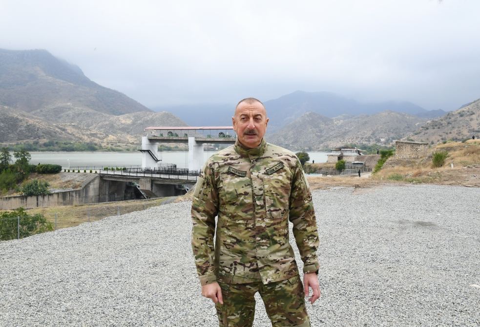 Prezident İlham Əliyev Suqovuşan qəsəbəsində Azərbaycan bayrağını ucaldıb (FOTO/VİDEO) (YENİLƏNİB)