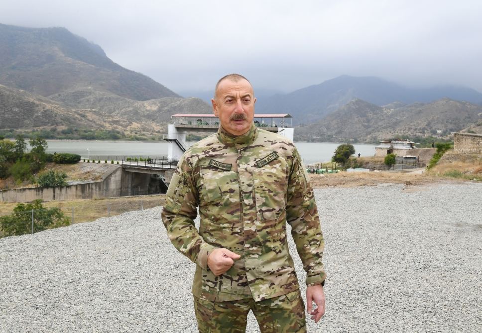 Prezident İlham Əliyev Suqovuşan qəsəbəsində Azərbaycan bayrağını ucaldıb (FOTO/VİDEO) (YENİLƏNİB)