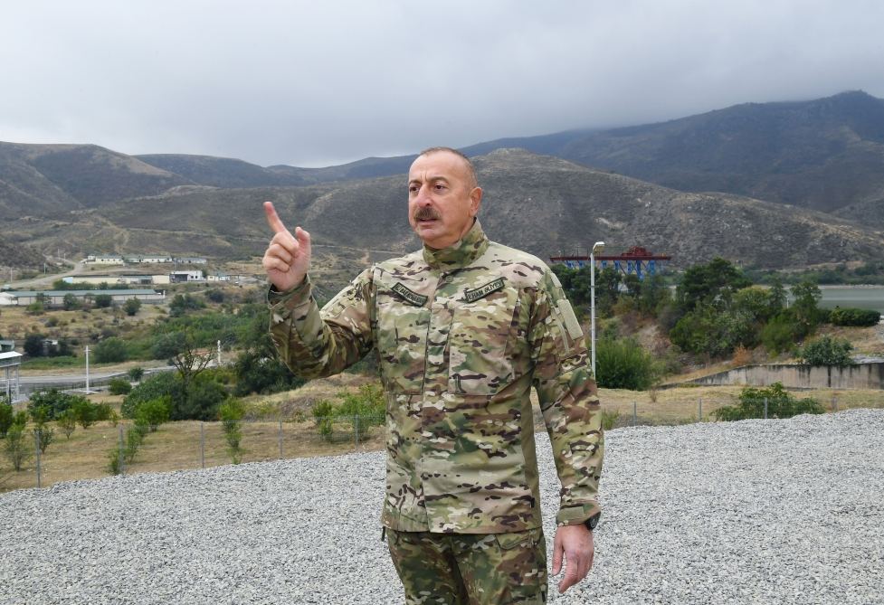 Prezident İlham Əliyev Suqovuşan qəsəbəsində Azərbaycan bayrağını ucaldıb (FOTO/VİDEO) (YENİLƏNİB)
