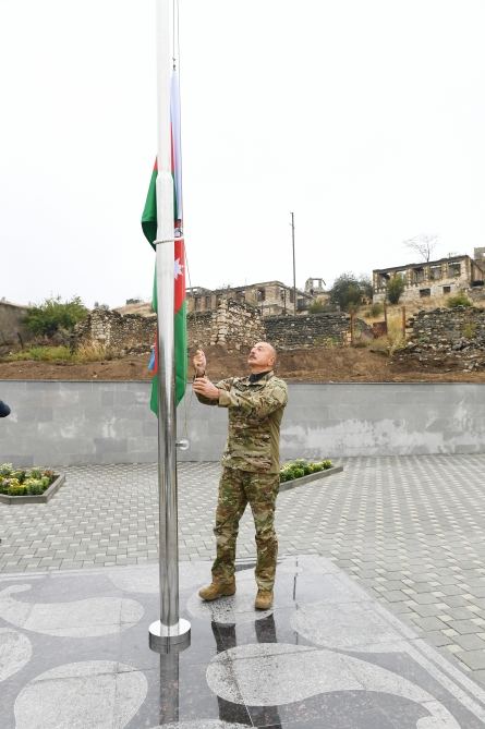 Prezident İlham Əliyev Tərtər rayonunun Talış kəndində Azərbaycan bayrağını ucaldıb (YENİLƏNİB) (FOTO/VİDEO)