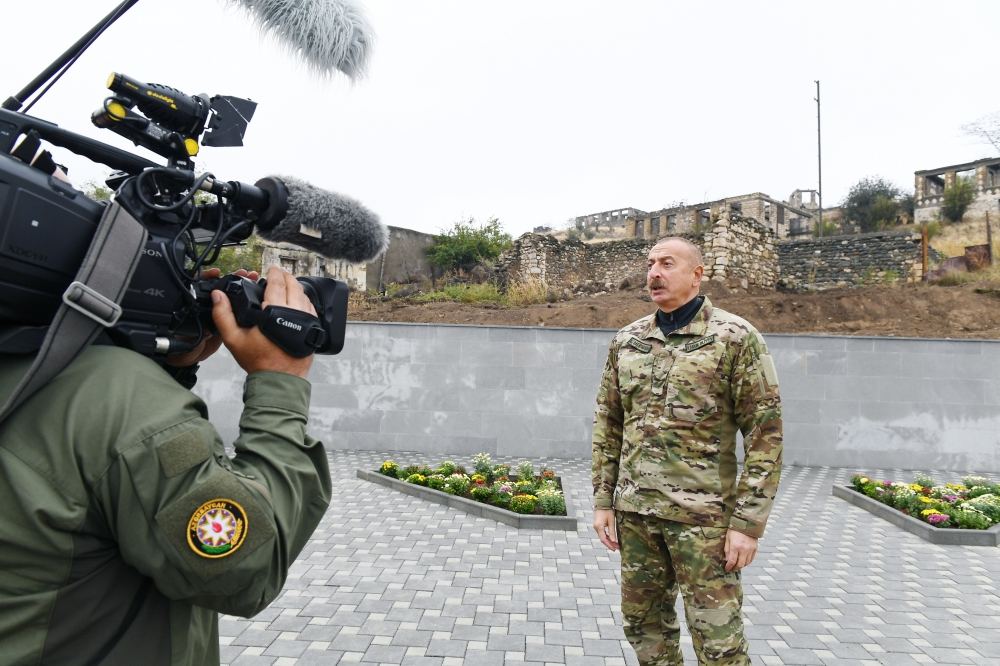 Prezident İlham Əliyev Tərtər rayonunun Talış kəndində Azərbaycan bayrağını ucaldıb (YENİLƏNİB) (FOTO/VİDEO)