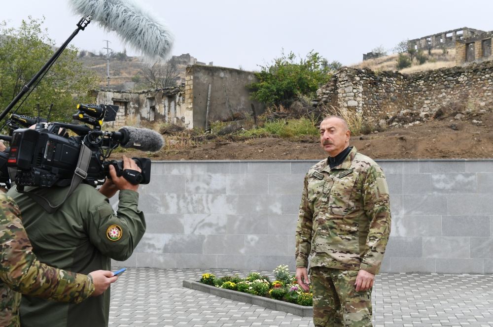 Prezident İlham Əliyev Tərtər rayonunun Talış kəndində Azərbaycan bayrağını ucaldıb (YENİLƏNİB) (FOTO/VİDEO)