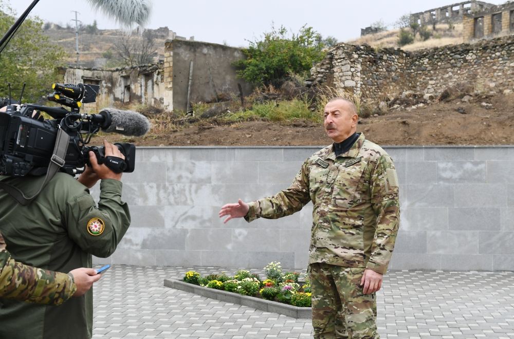 Prezident İlham Əliyev Tərtər rayonunun Talış kəndində Azərbaycan bayrağını ucaldıb (YENİLƏNİB) (FOTO/VİDEO)
