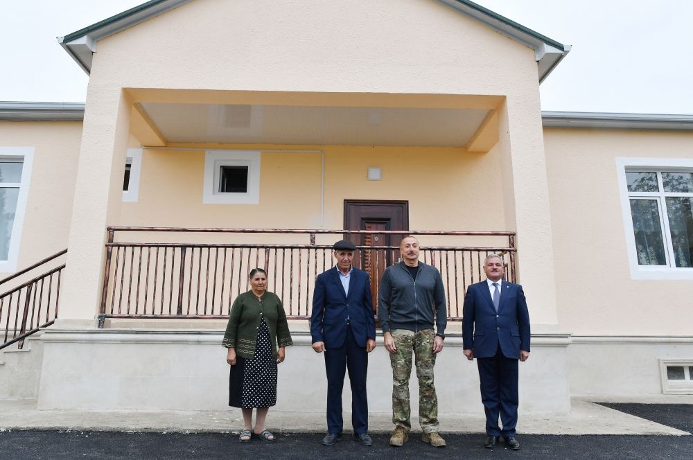 Prezident İlham Əliyev Tərtər sakininin Ermənistan hücumu nəticəsində dağılmış evinə baxıb və yeni evdə yaradılan şəraitlə tanış olub (YENİLƏNİB) (FOTO/VİDEO)