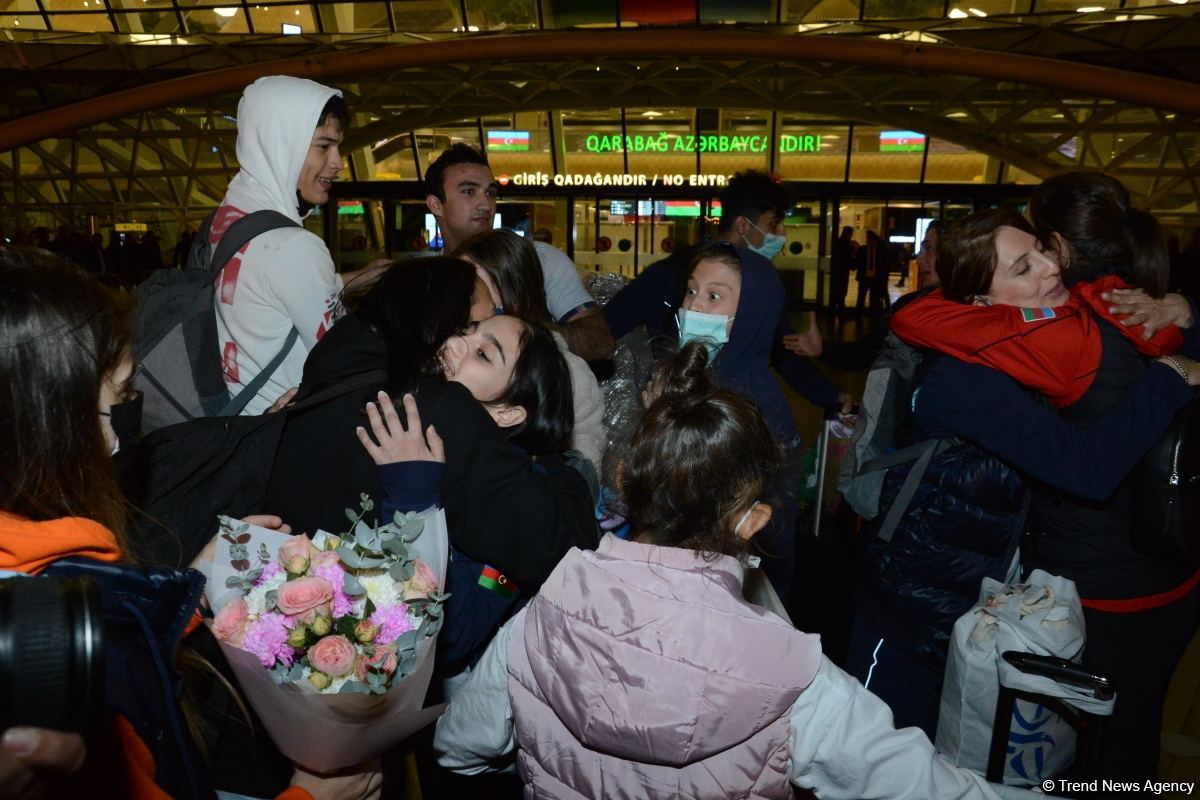 Avropa çempionatında uğurla çıxış edən akrobatika gimnastlarımız Vətənə qayıdıblar (FOTO)