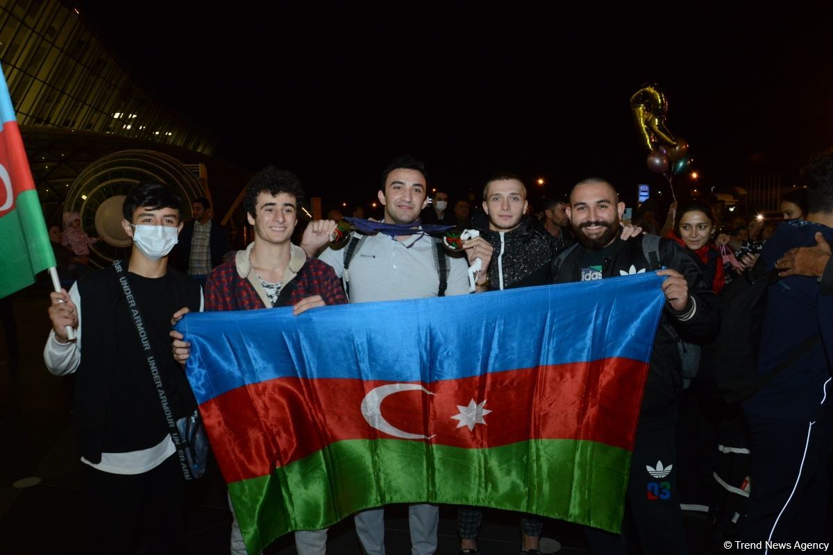 Avropa çempionatında uğurla çıxış edən akrobatika gimnastlarımız Vətənə qayıdıblar (FOTO)